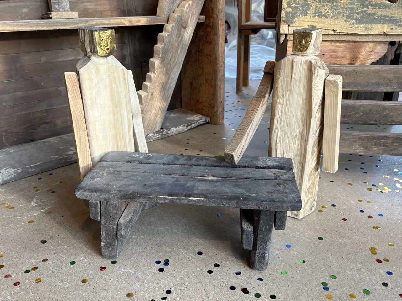 Помощники за столом