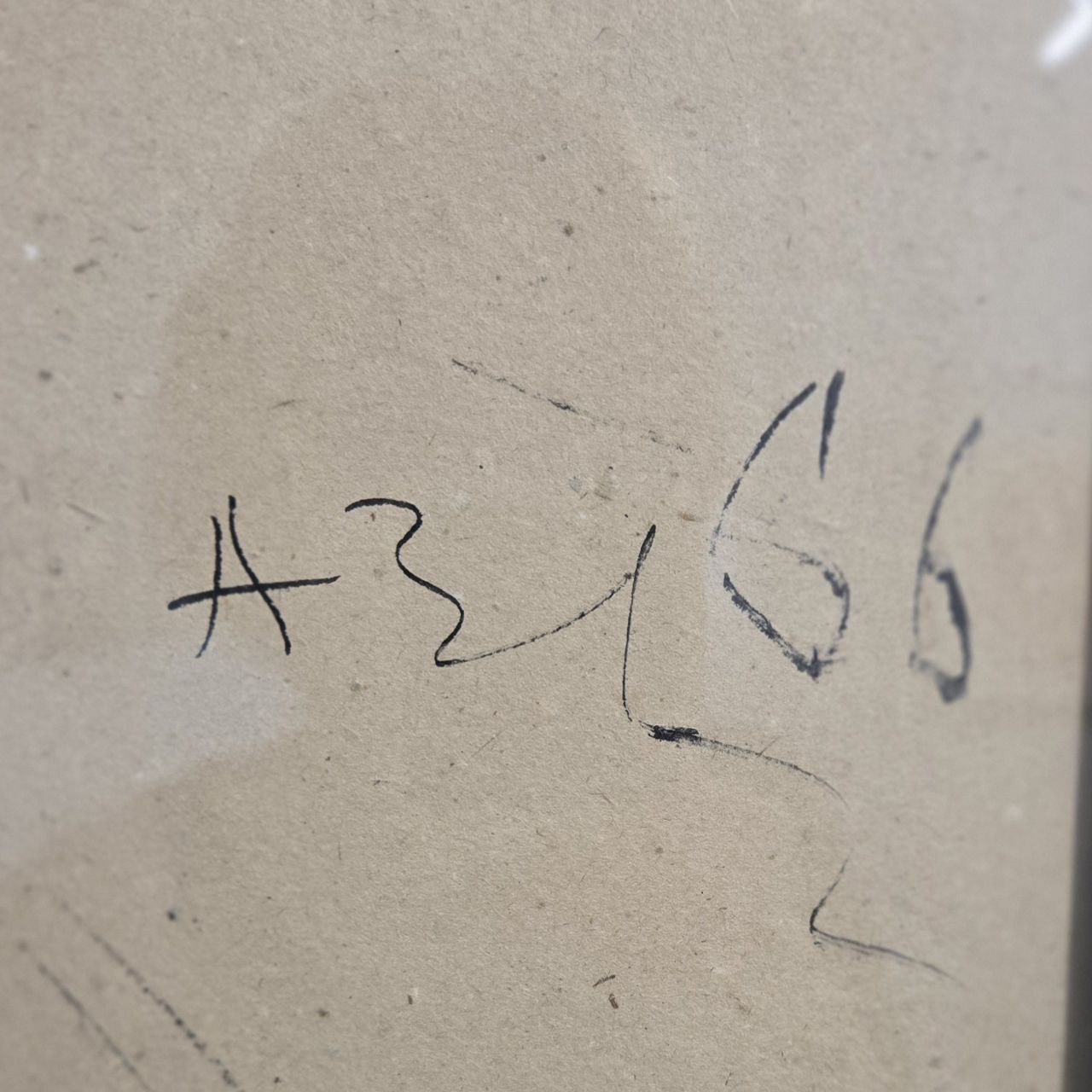 Девушка, скосившая глазки (Женский портрет)